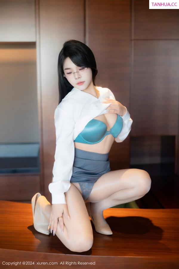   [XiuRen]高清写真图 2024.08.09 No.8989 麦田 丝袜美腿第24张图片